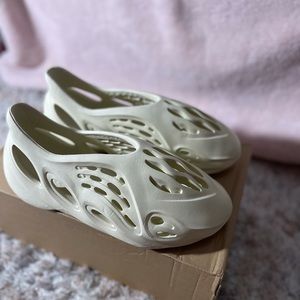YEEZY FOAM RUNNERS  “SAND”